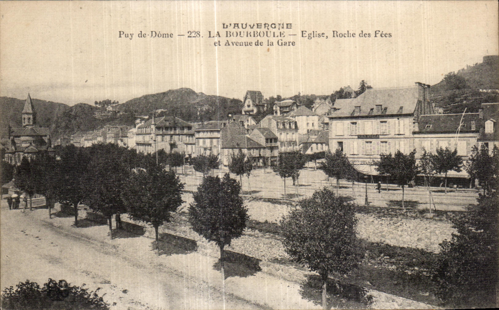 CPA La Bourboule D Auvergne Eglise Roche des Fees et avenue de la Gare