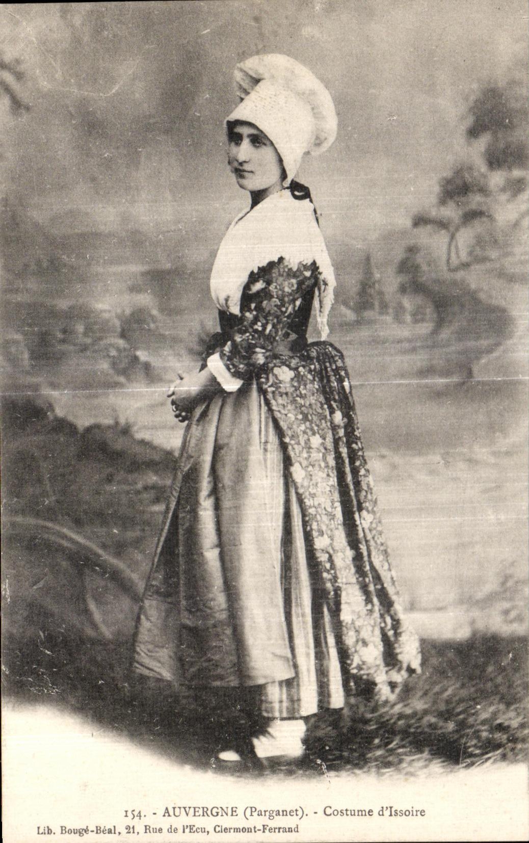 CPA Auvergne Costume d Issoire Folklore Costume Femme