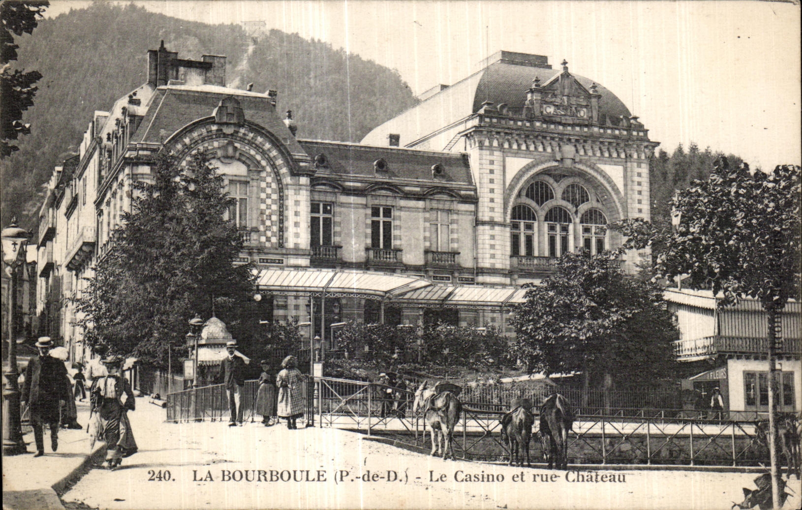 CPA La Bourboule La Casino et rue Chateau Ane Donkey
