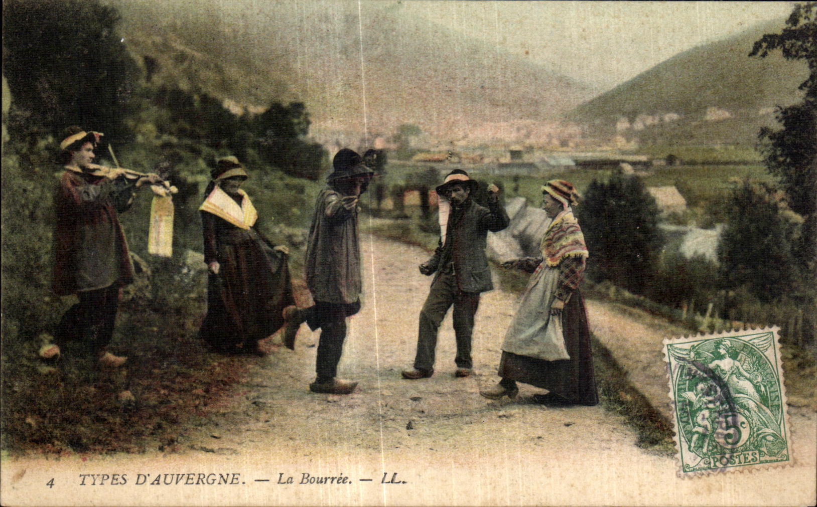 CPA Types D Auvergne La Bourree Folklore Costume Danse