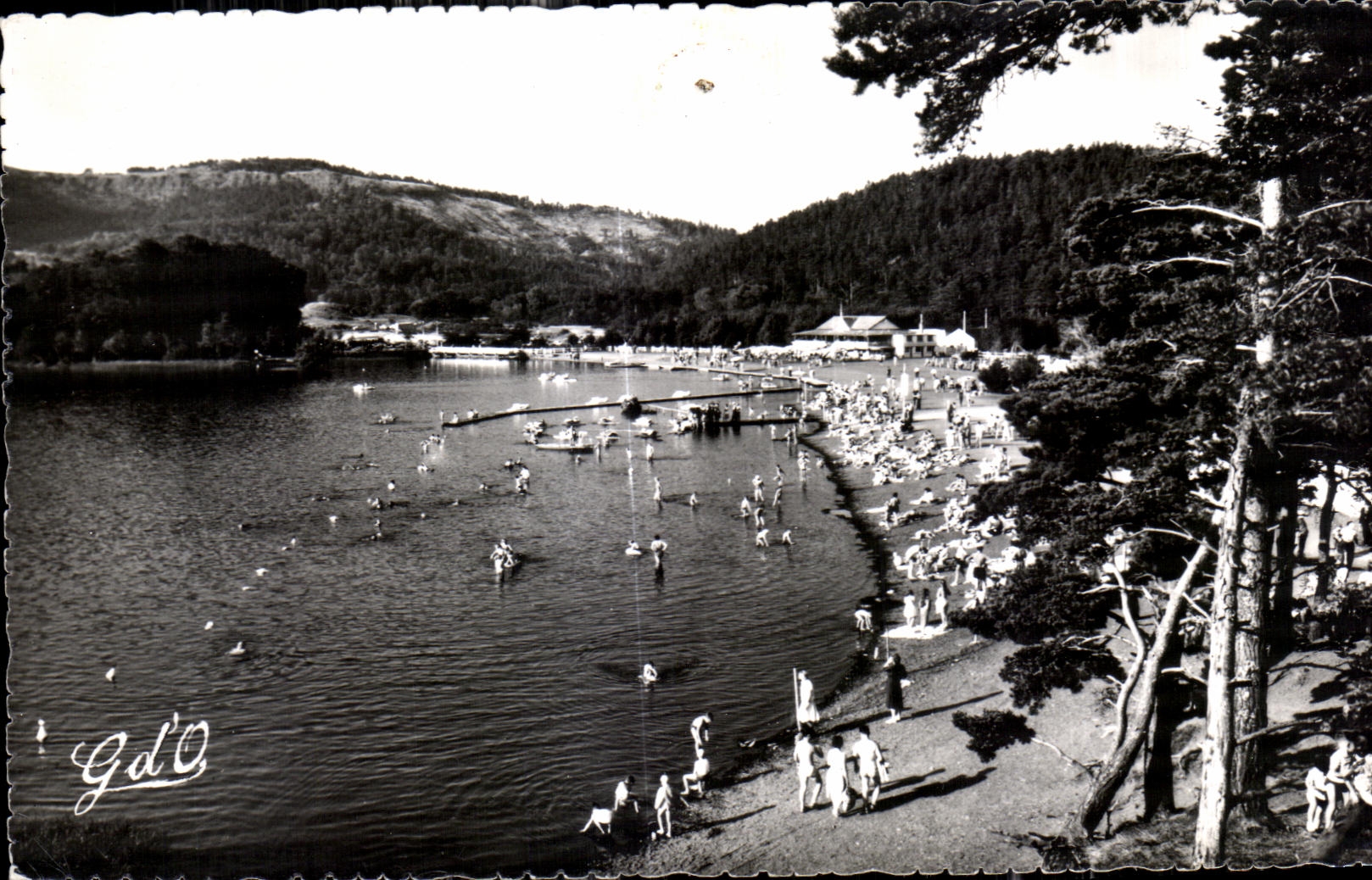 CPA Auvergne the lake Chambon Seen Together and the Beach Fishes and all Sports noutic Superficie 60 hecteres