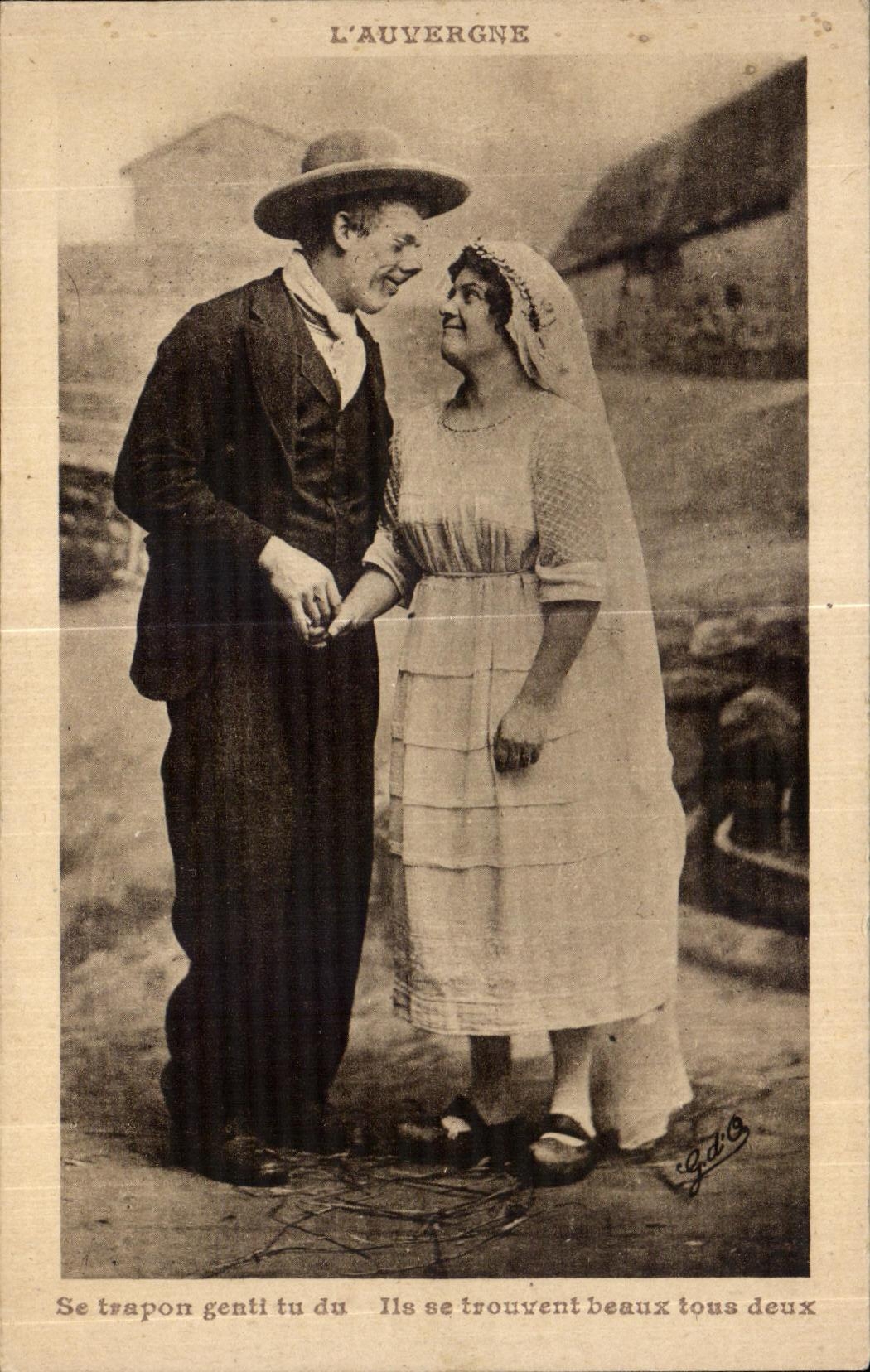 CPA Auvergne Couples Folklore Costume