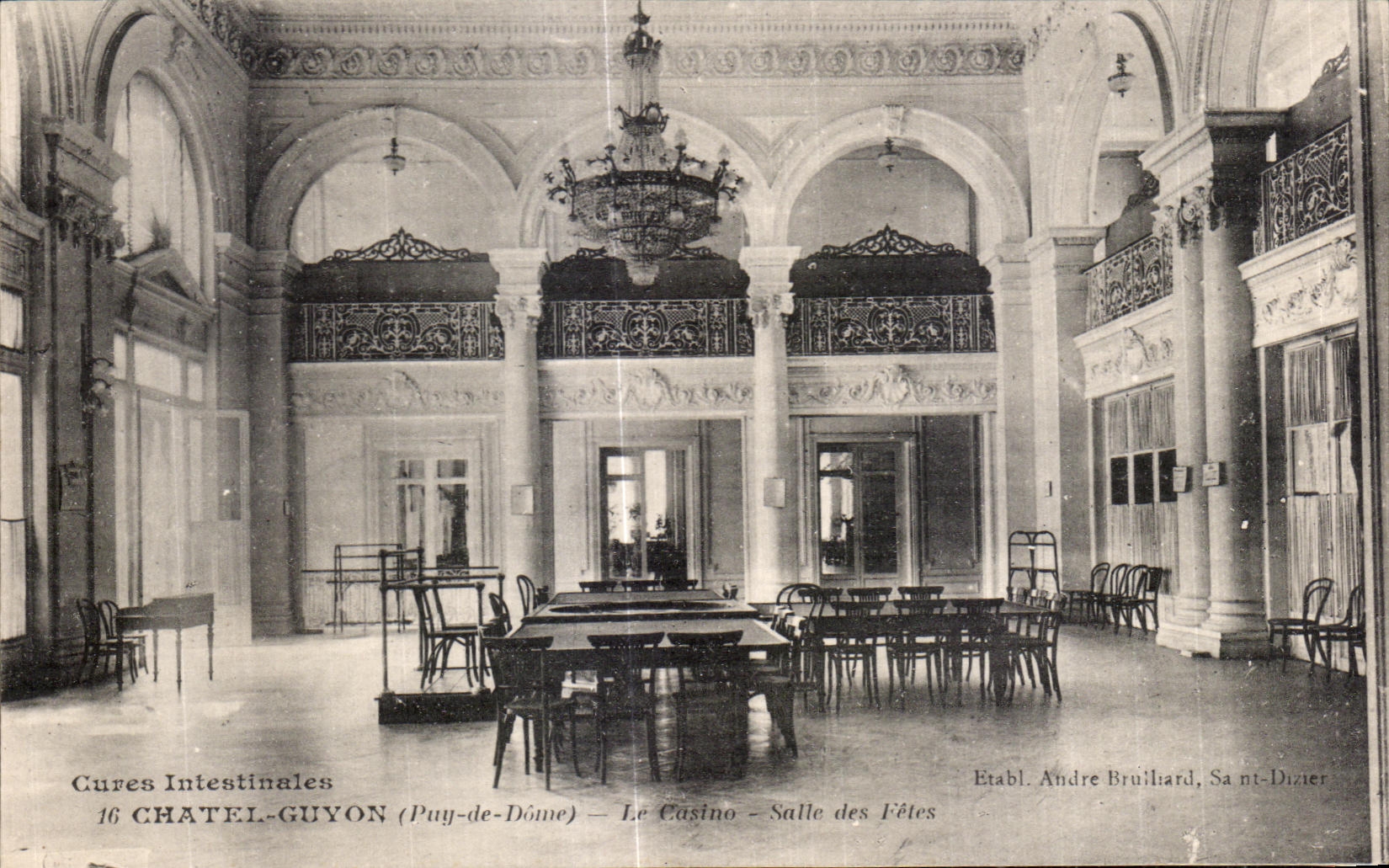 CPA Chatel Guyon el pasillo de la aldea del casino