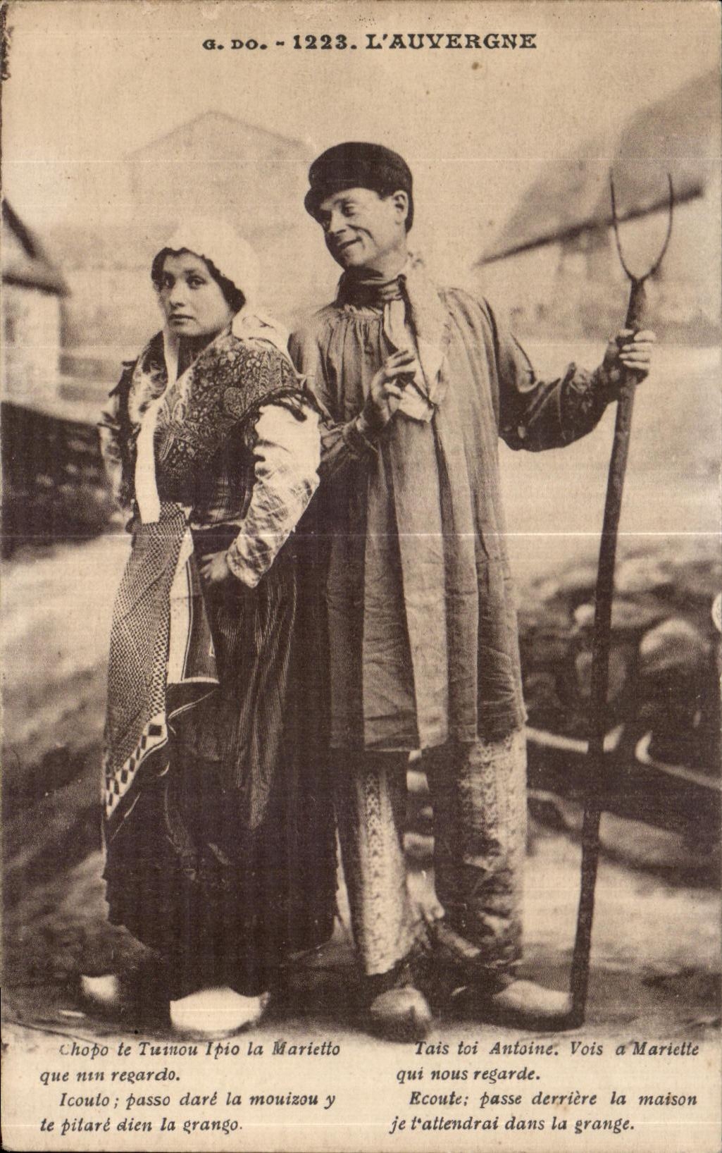 CPA L Auvergne Couple Folklore Costume