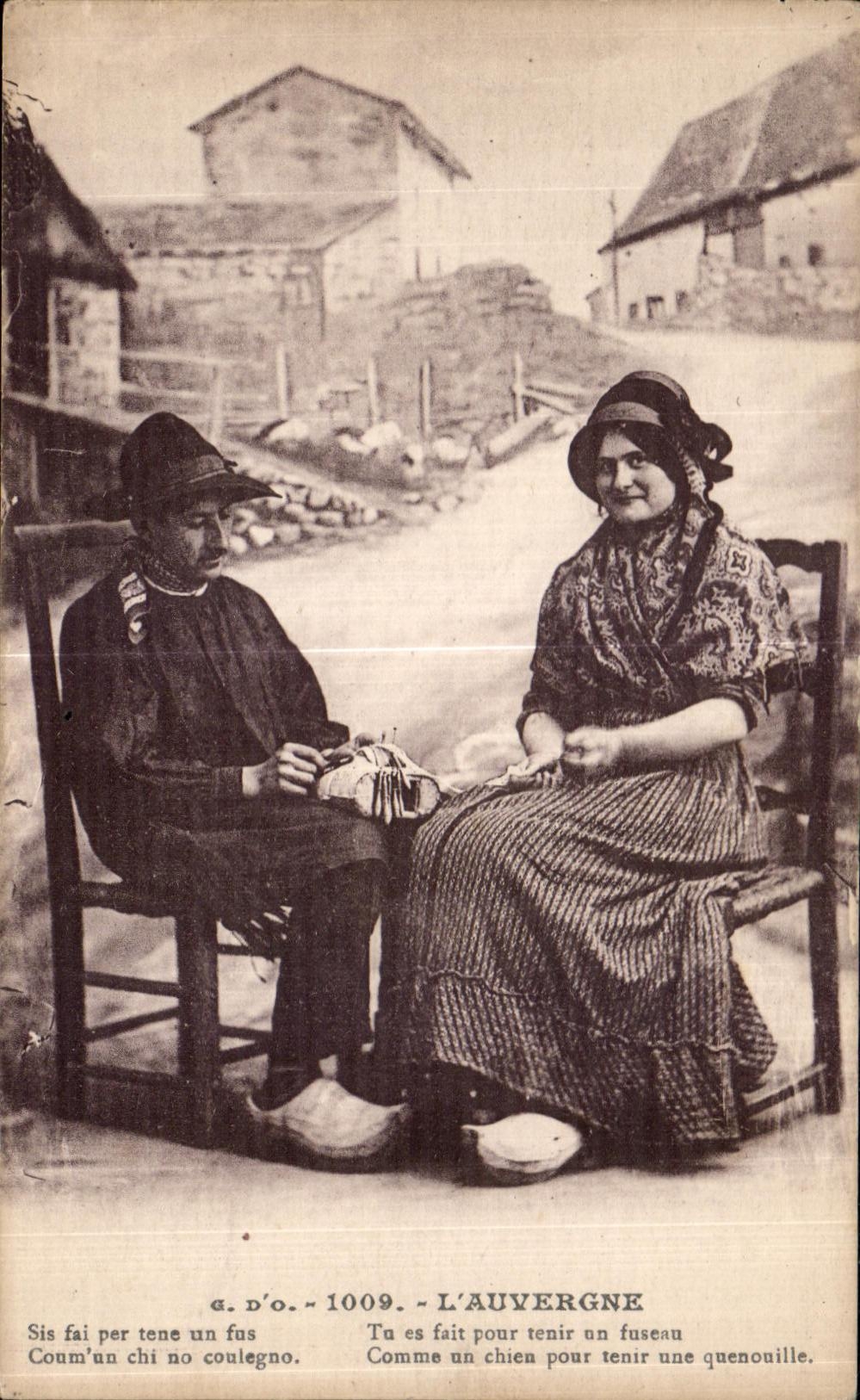 CPA L Auvergne Couple Folklore Costume