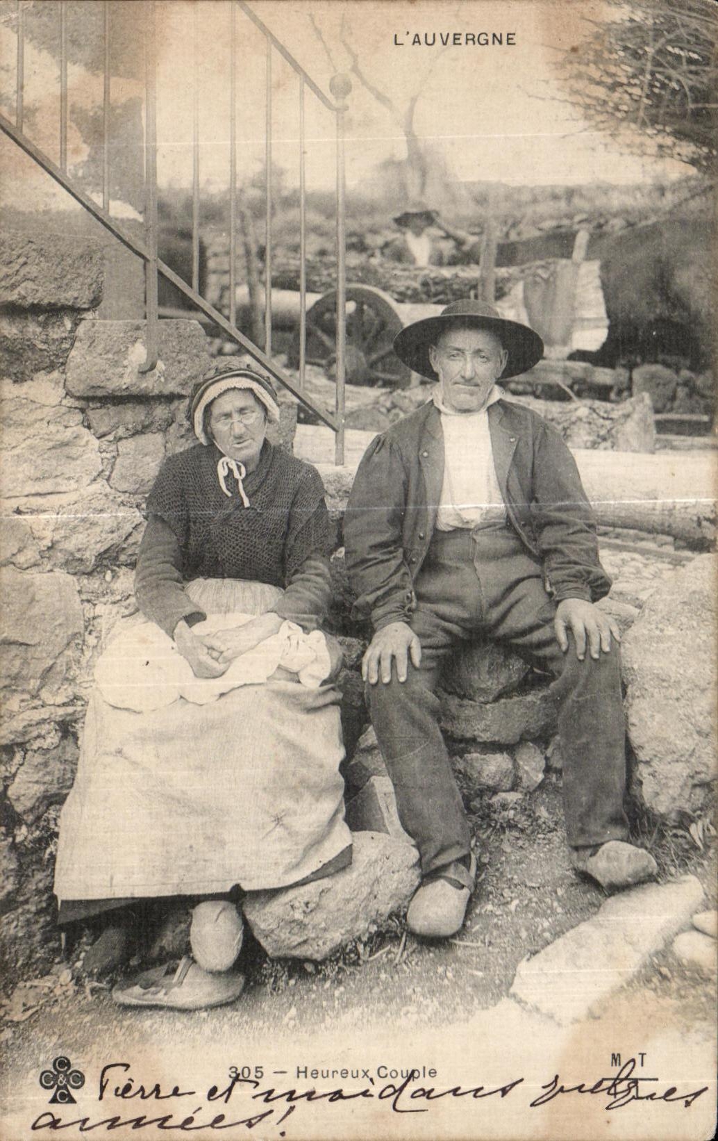 CPA Happy Auvergne Couple Folklore Costume