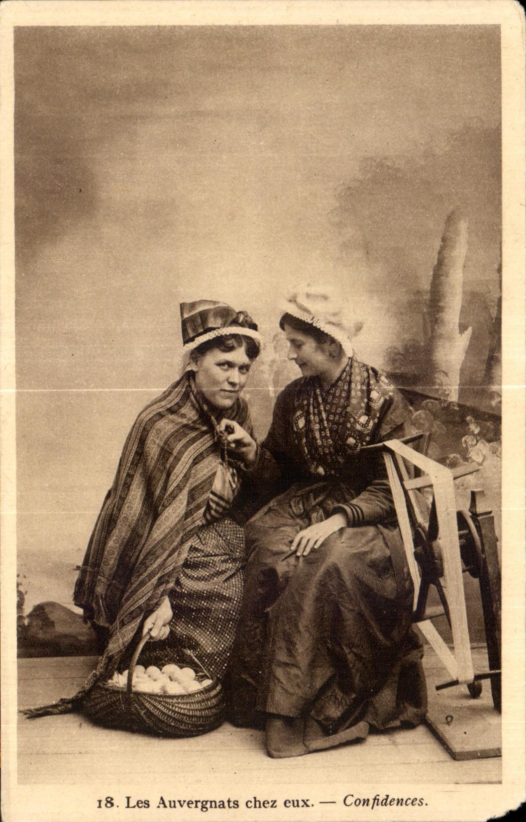 CPA Les Auvergnats chez eux Confidences Folklore Costume