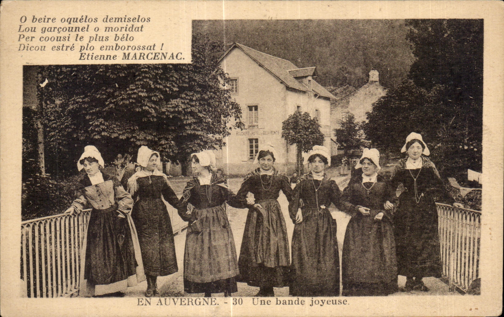 CPA En Auvergne Une bande joyeuse Folklore Costume