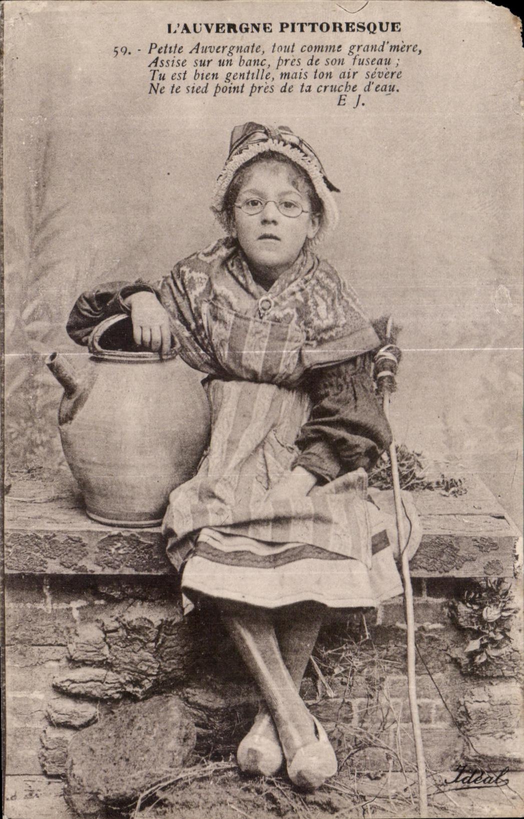 CPA L Auvergne Pittoresque Petite Auvergnate Enfant Folklore Costume