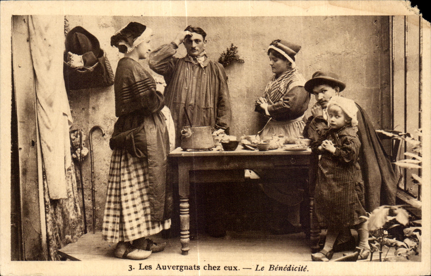 CPA Les Auvergnats chez eux Le Benedicite Folklore Costume
