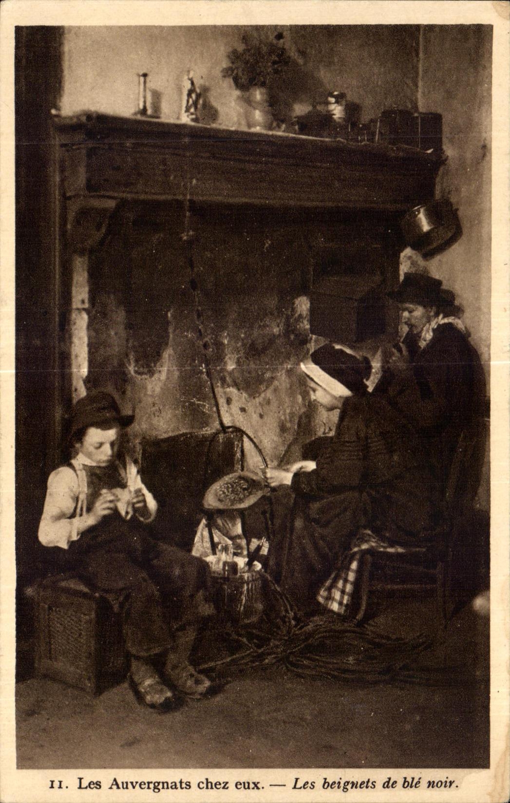 CPA Les Auvergnats chez eux Les beignets de ble noir Folklore Costume