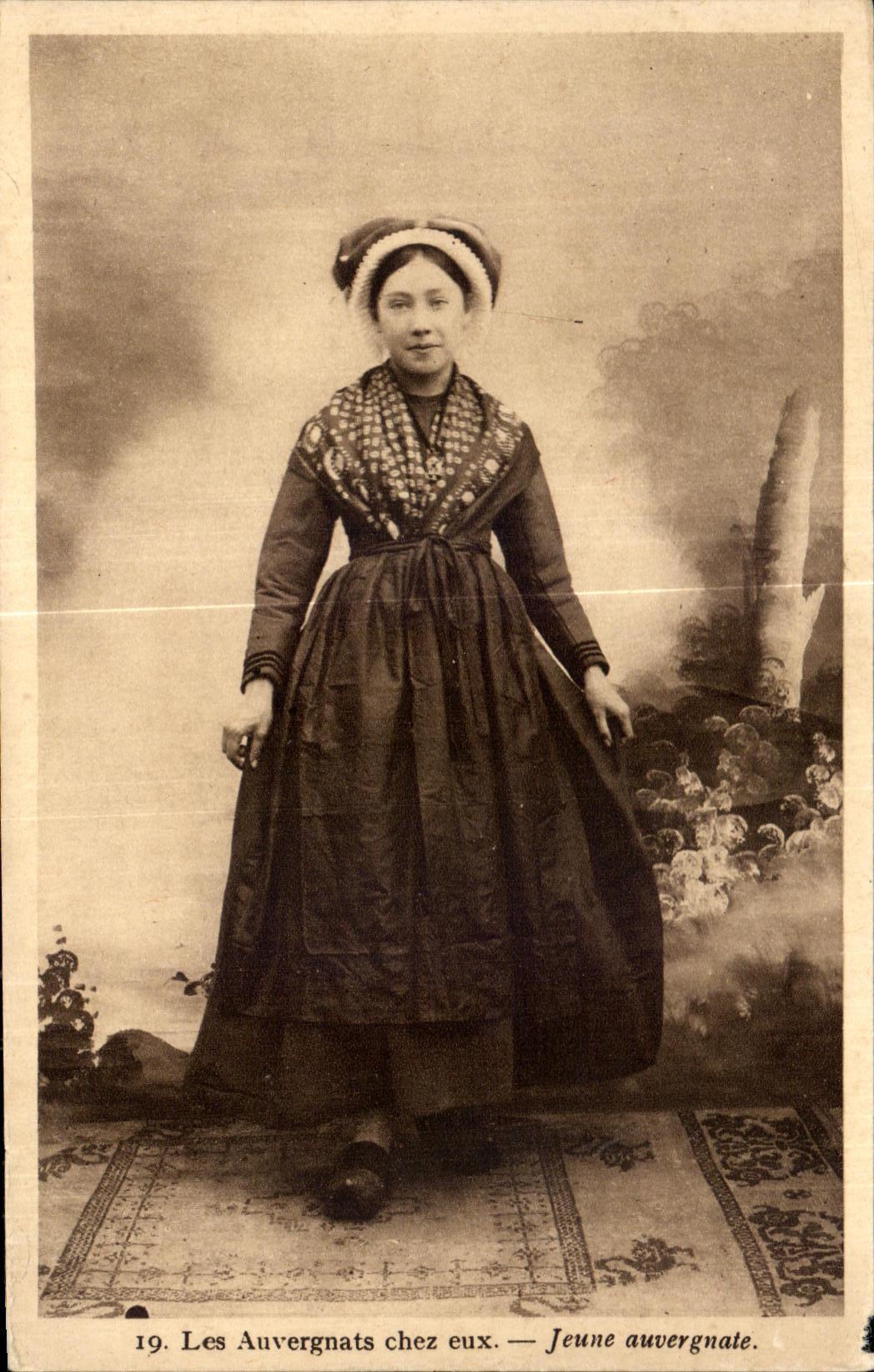 CPA Les Auvergnats chez eux Jeune auvergnate Folklore Costume