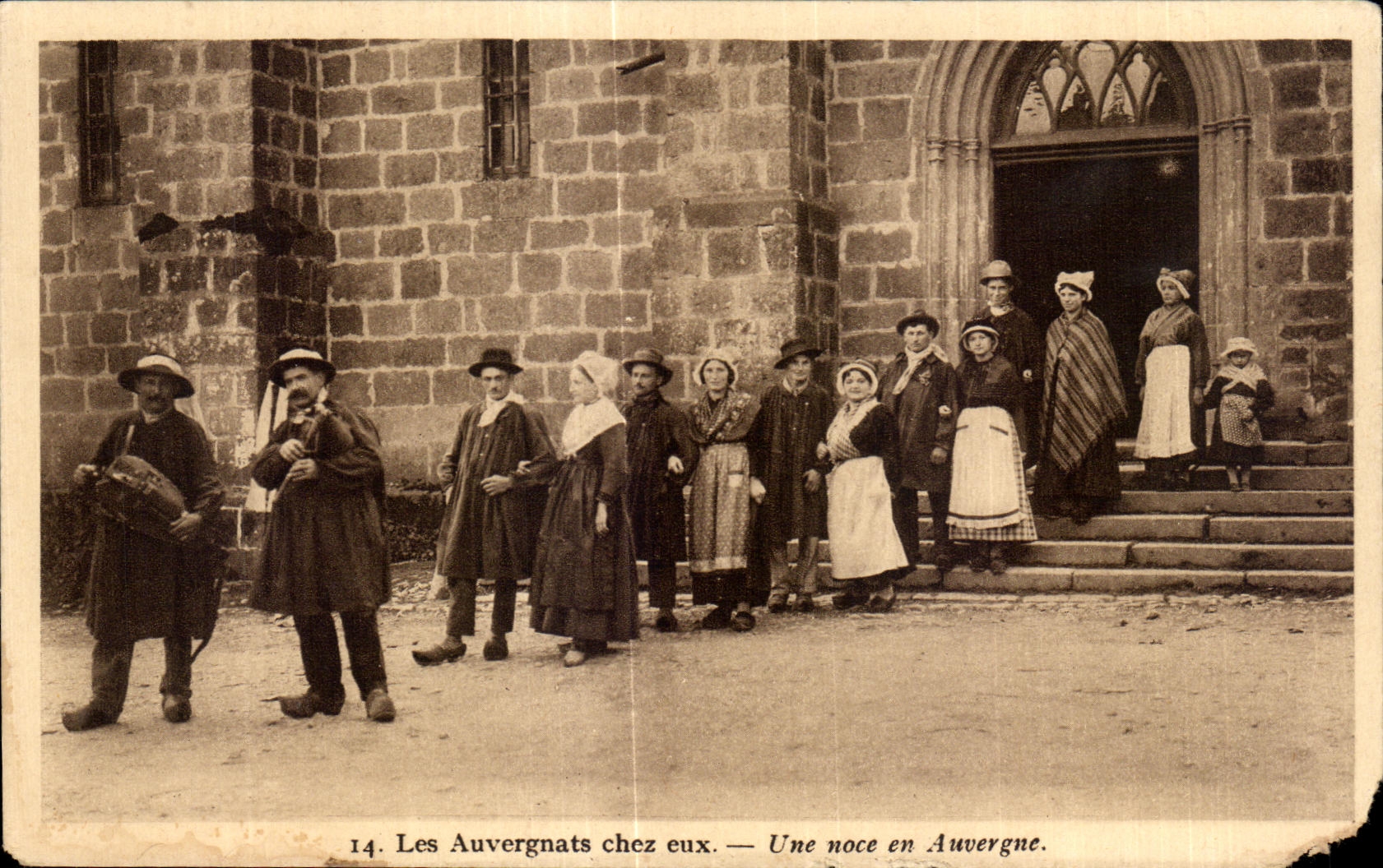CPA Les Auvergnats chez eux Une noce en Auvergne Folklore Costume