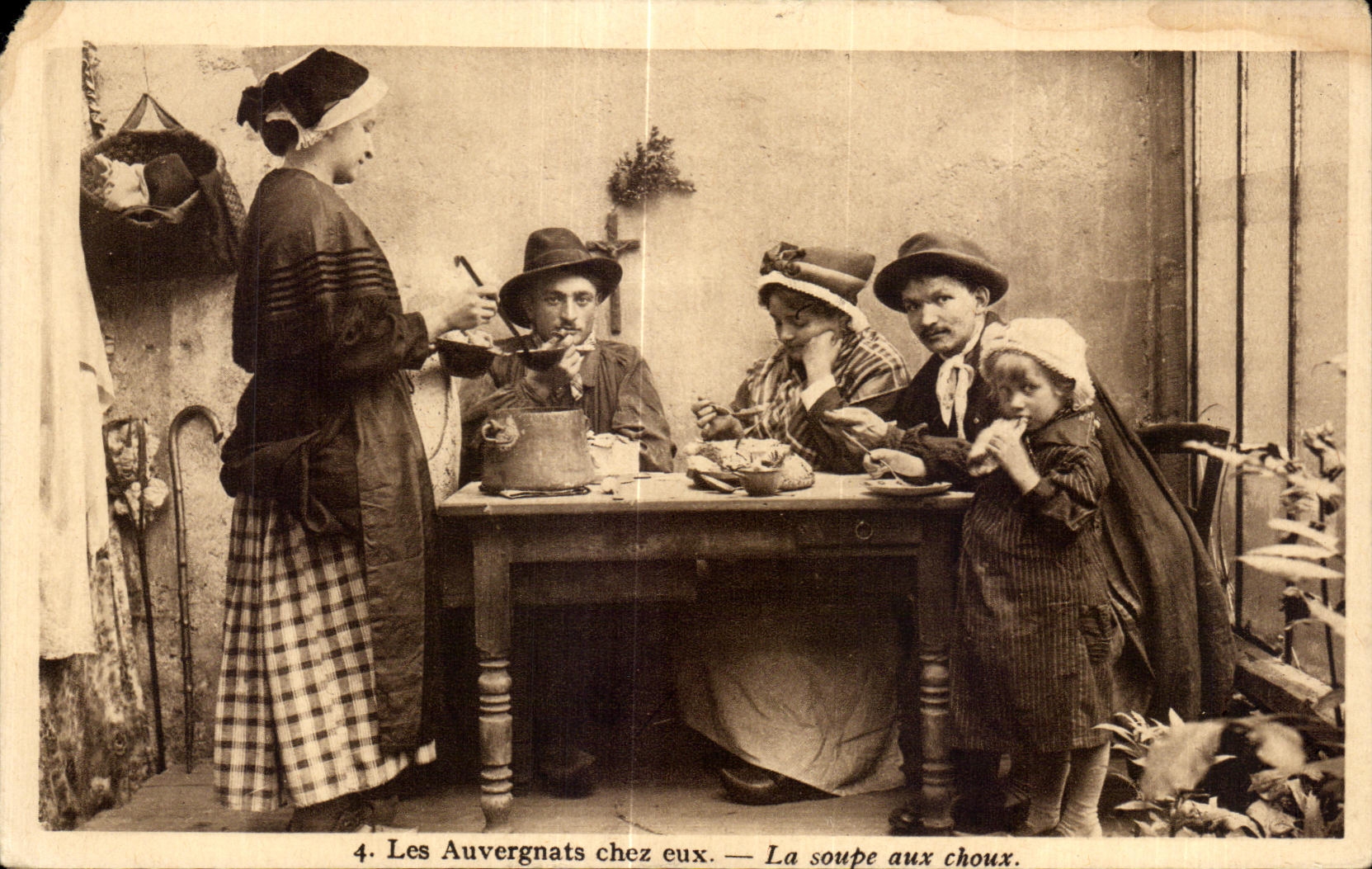CPA Les Auvergnats chez eux La soupe aux choux