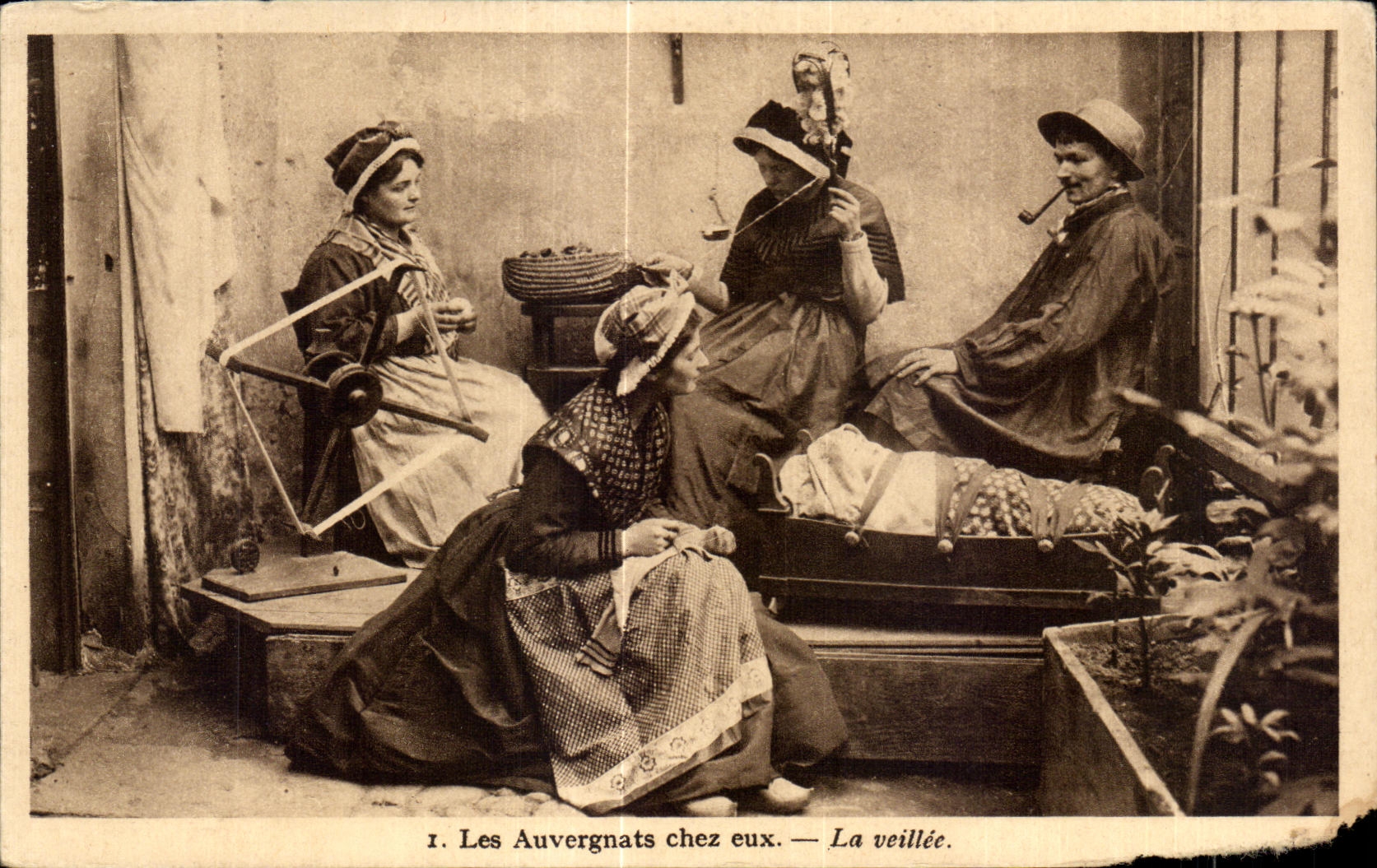 CPA Les Auvergnats chez eux La veillee Folklore Costume