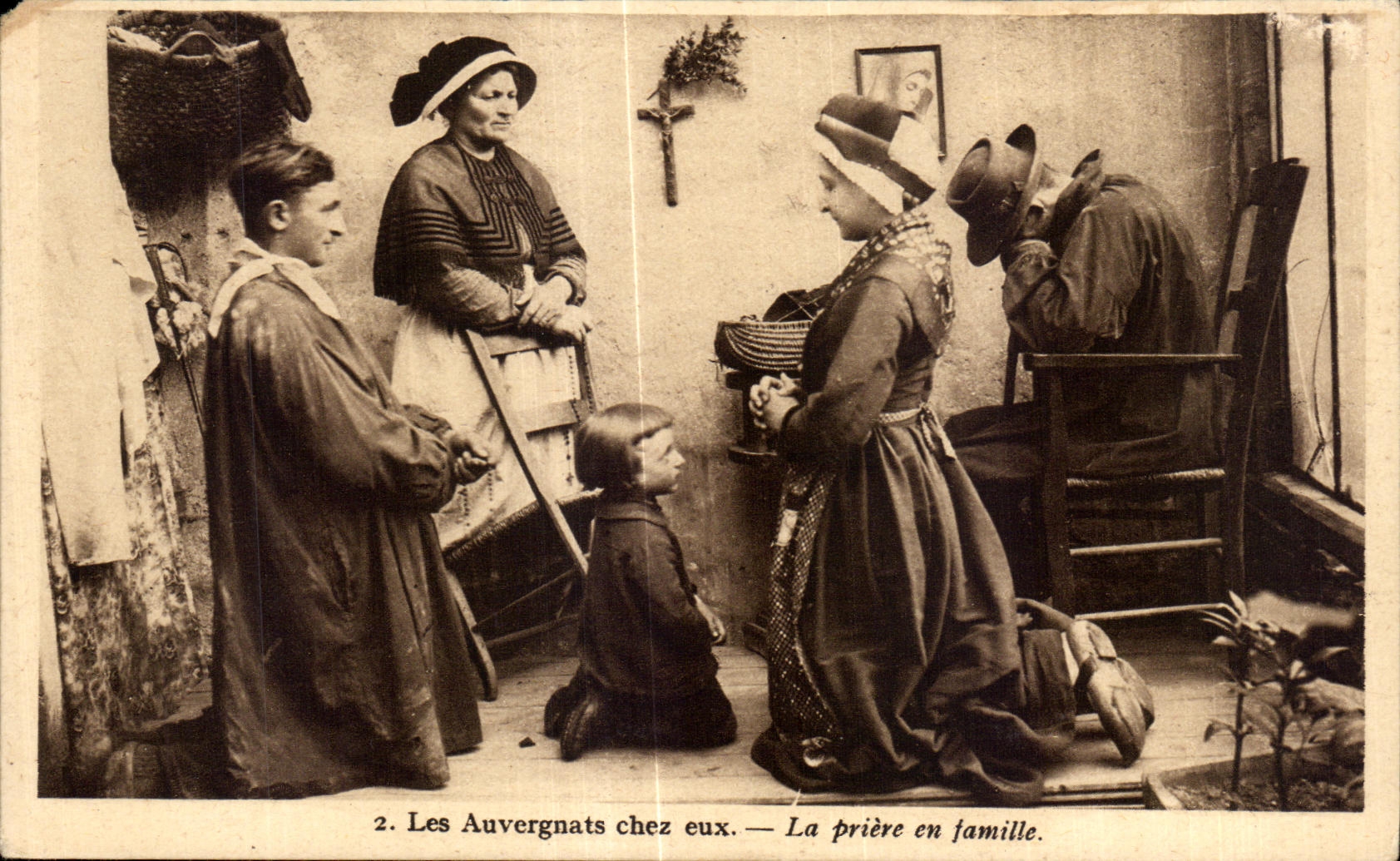 CPA Les Auvergnats chez eux La priere en famille Folklore Costume