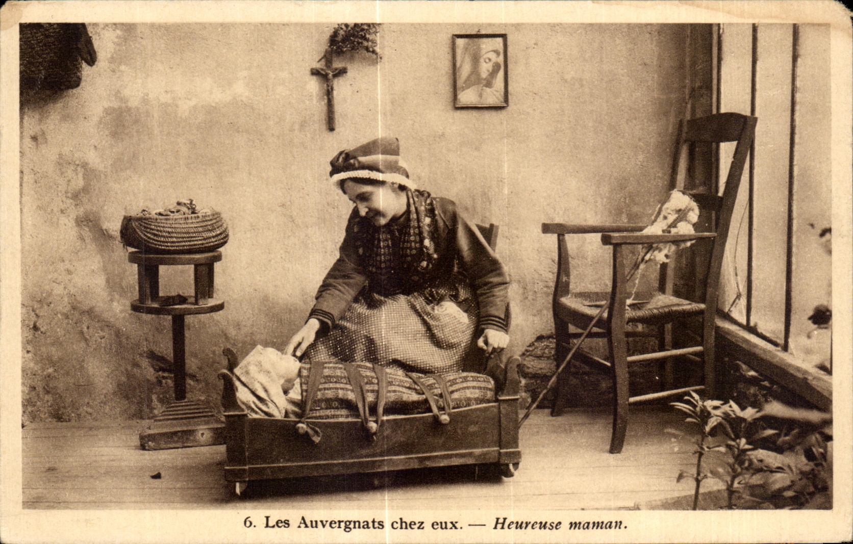 CPA Les Auvergnats chez eux Heureuse maman Folklore Costume