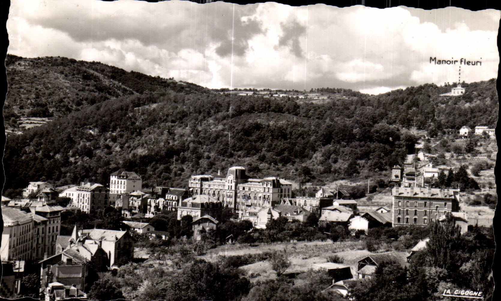 Balneario termal de CPA Chatelguyon y hoteles turisticos de Queques vistos de la colina del martirio