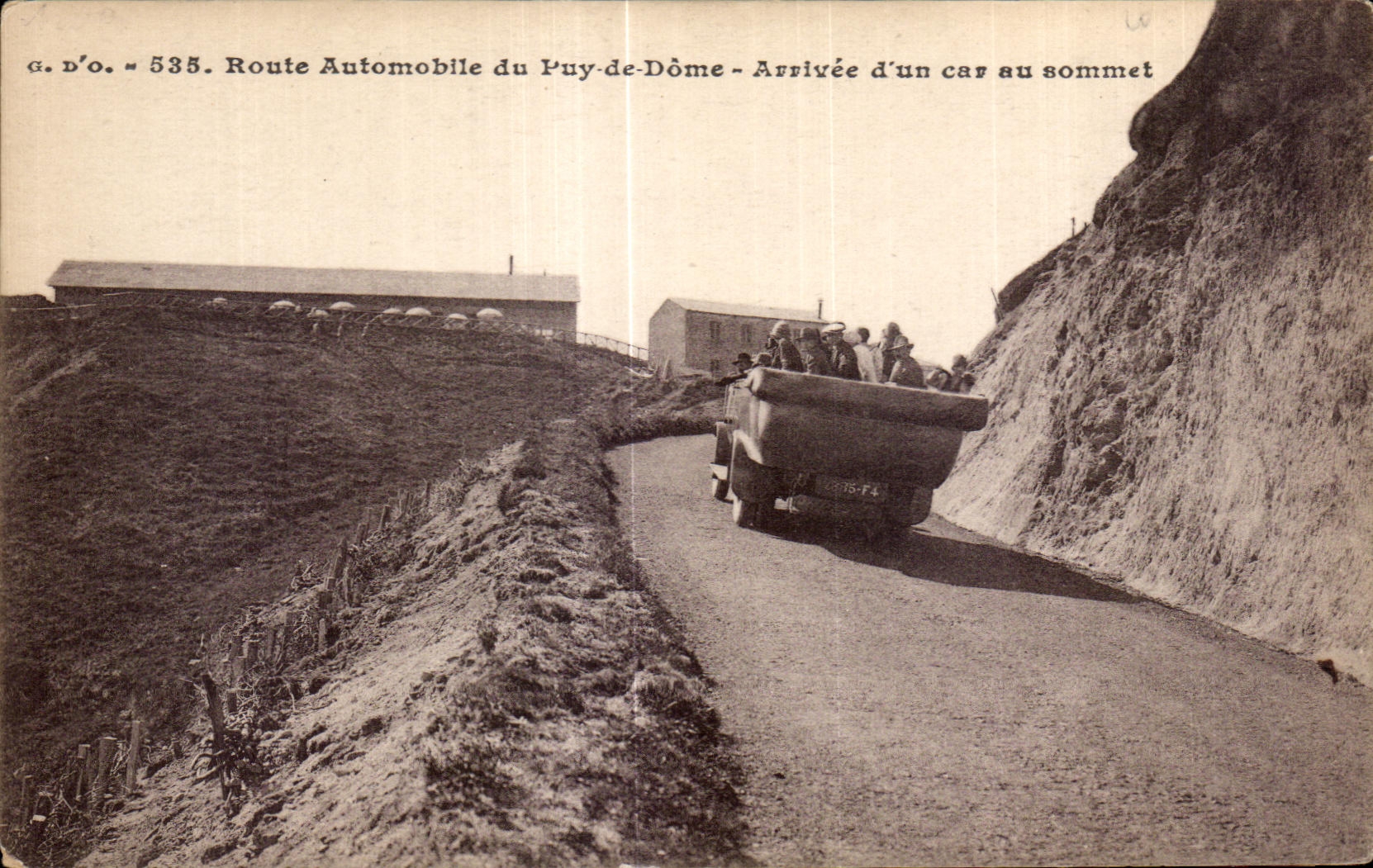 CPA Aytomobile Road of Puy de Dome Arrival a bus at the top