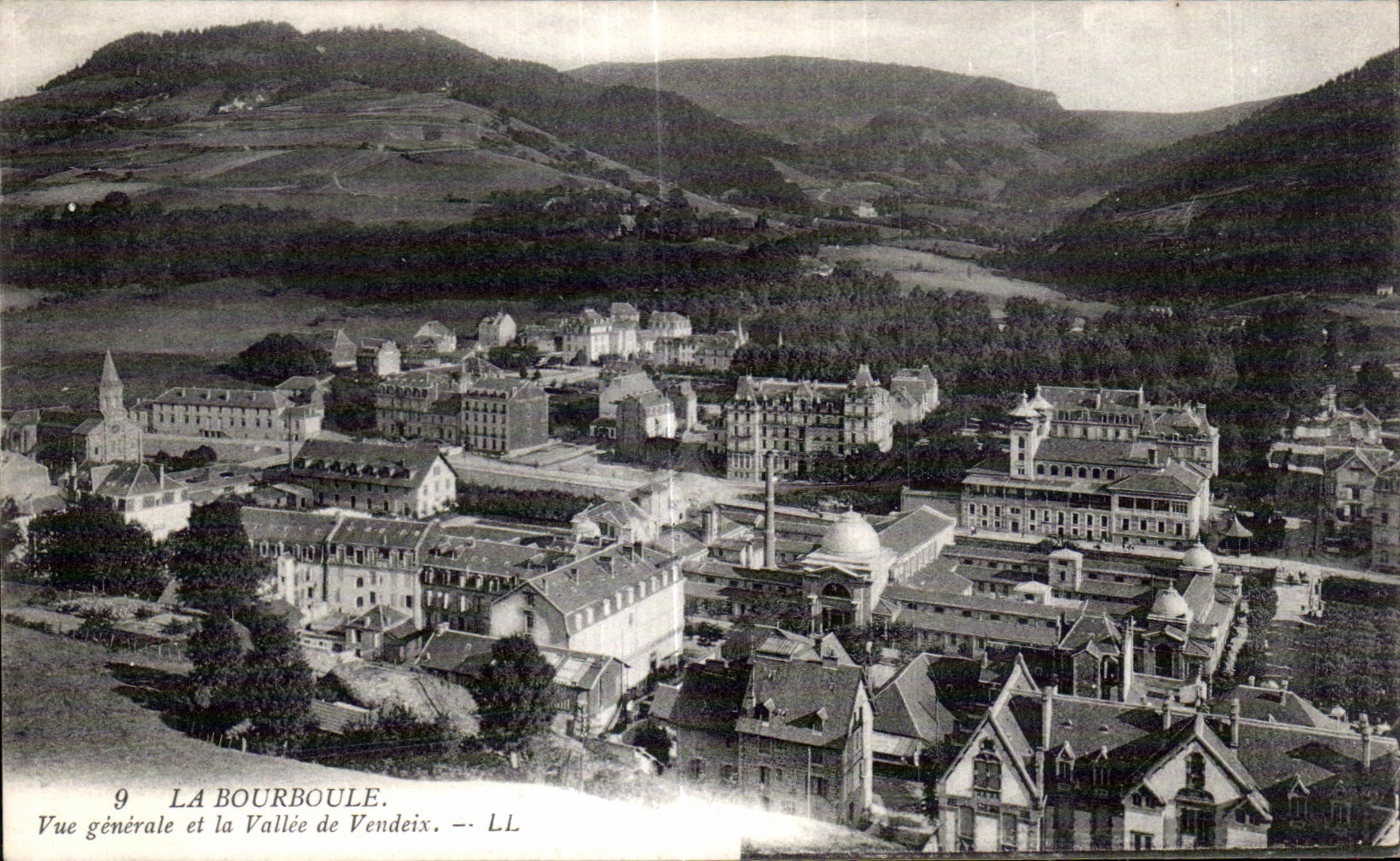 CPA La Bourboule Vue generale et la Vallee de Vendeix