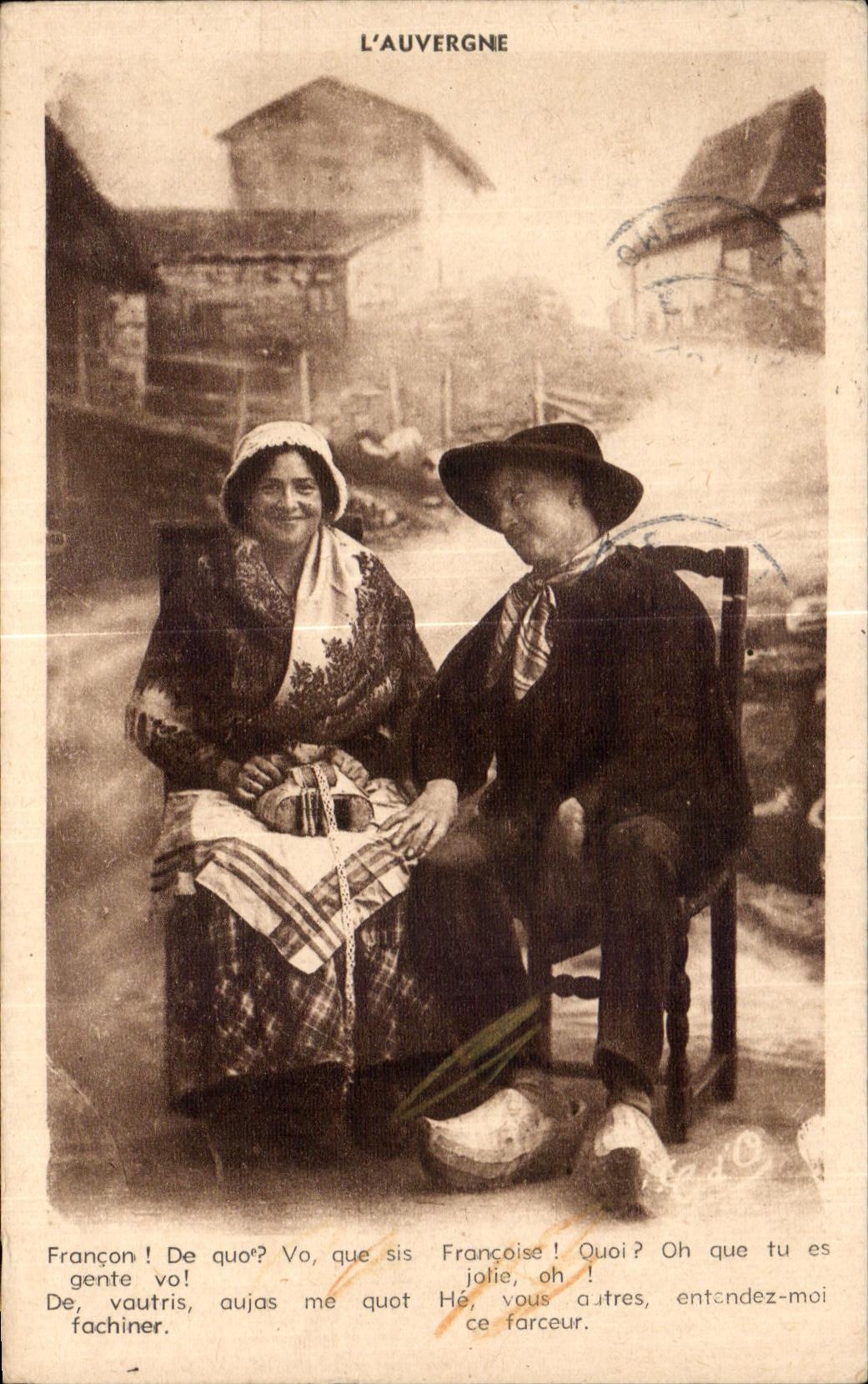 CPA L Auvergne Francon De quo Vo que sis Francoise quai oh que tu es gente vo Folklore Costume