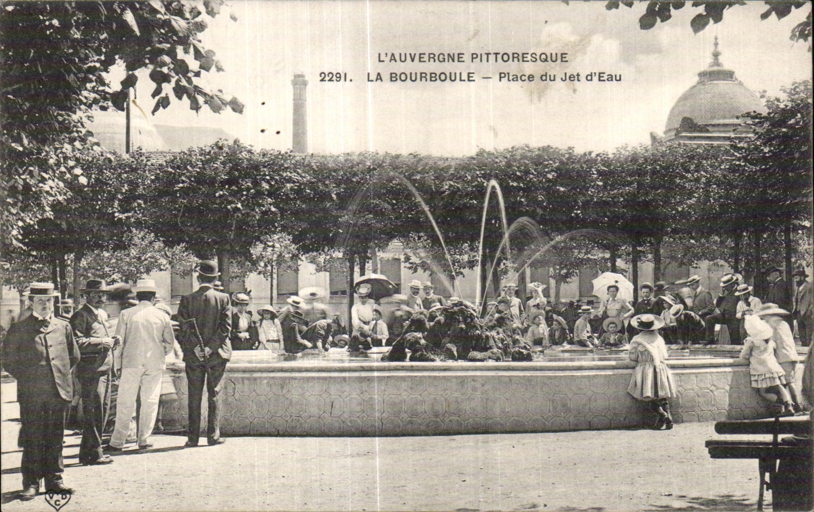 CPA L Auvergne Pittoresque La Bourboule Place du Jet d Eau