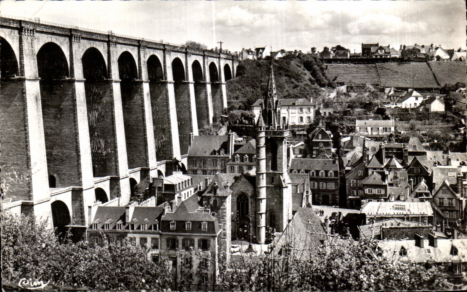 CPA Morlaix Finistere Le Viaduc et I Eglise Ste Melaine