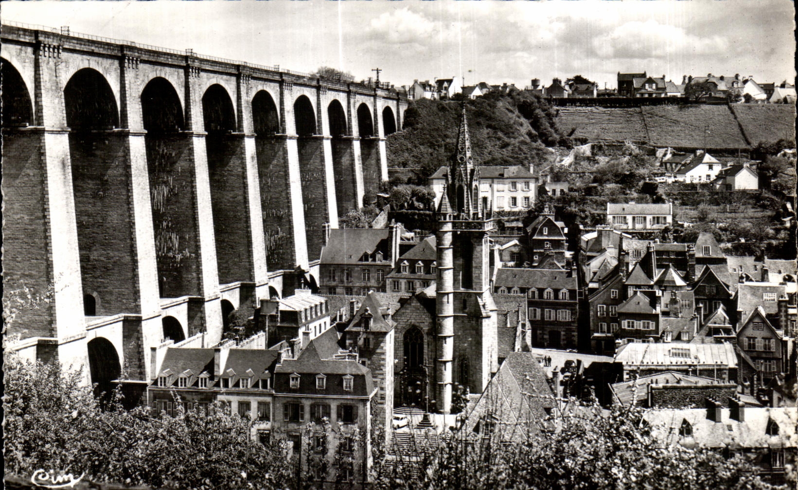 CPA Morlaix Finistere Le Viaduc et I Eglise Ste Melaine