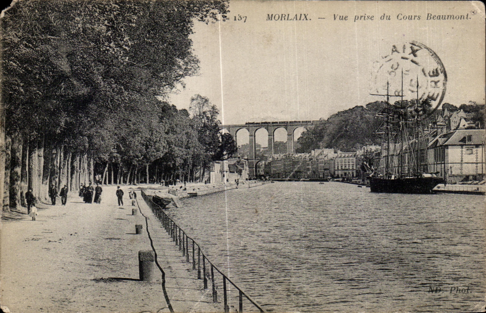 CPA Morlaix Vue prise du Cours Beaumont Bateau