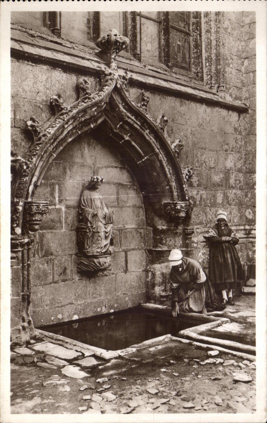 CPA Le Folgoet Finistere La Fontaine Miraculeuse