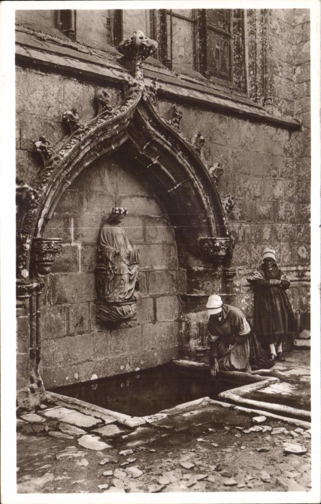 CPA Le Folgoet Finistere La Fontaine Miraculeuse