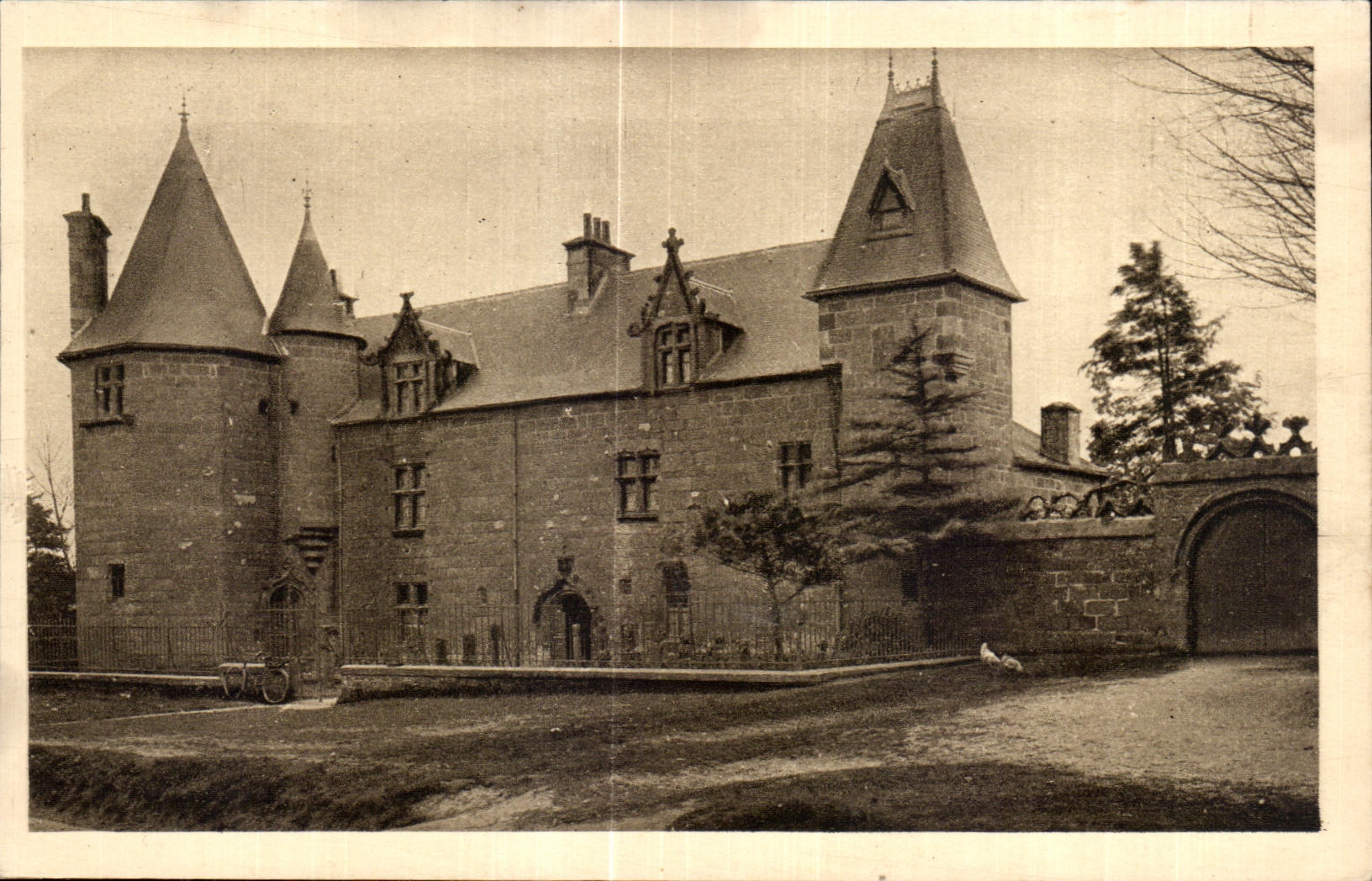 CPA AR Fologoat The ancient Castle of Duchess Anna of Brittany