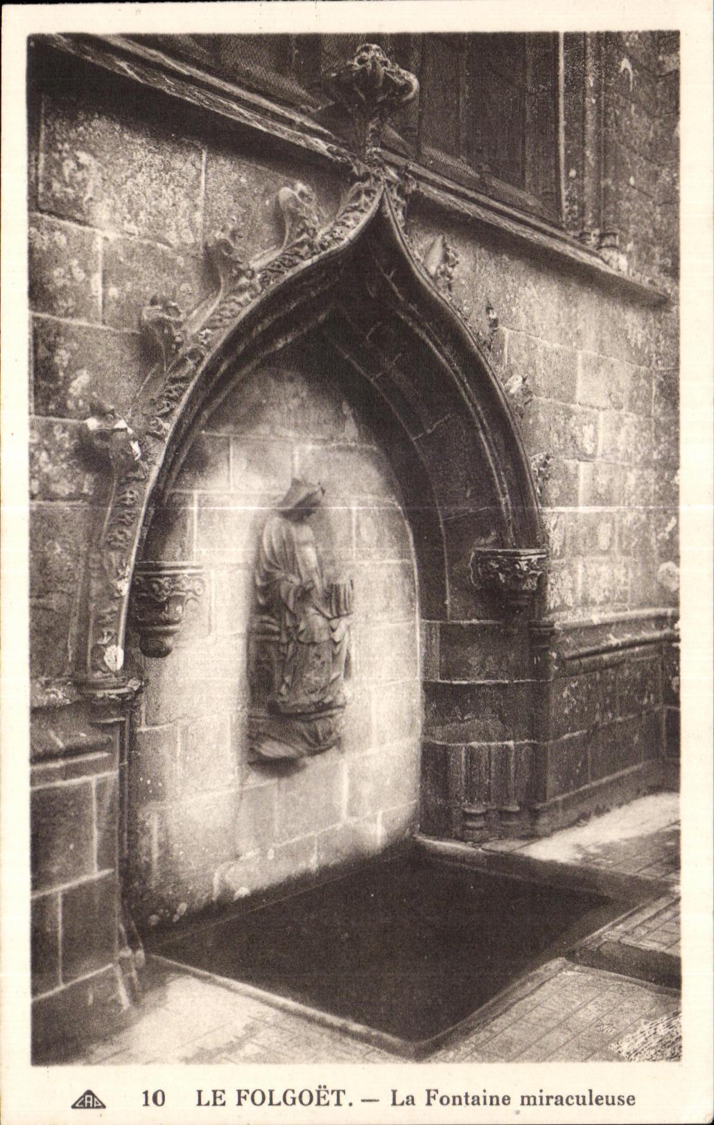 CPA Le Folgoet La Fontaine miraculeuse