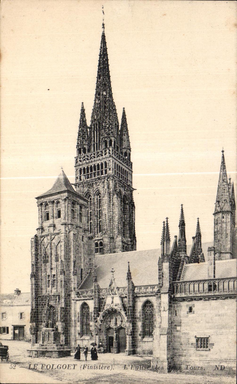 CPA Le Folgoet Finistere L Eglise les deux Tours