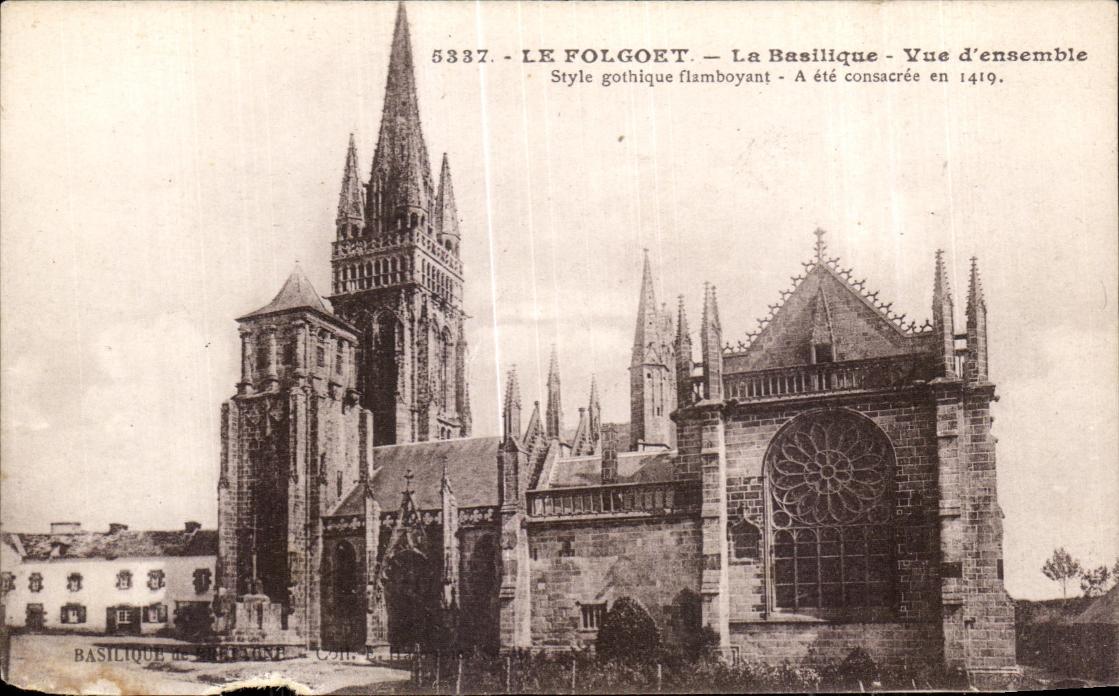 CPA Le Folgoet La Basilique Vue d ensemble