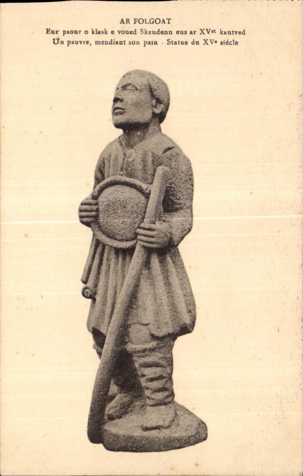CPA AR Folgoat Un pauvre mendiant son pain Statue du Xve siecle