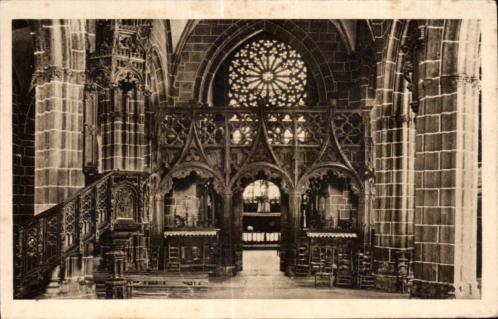 CPA Le Folgoet Vue interieure de I Eglise Le Jube et La Chair a precher