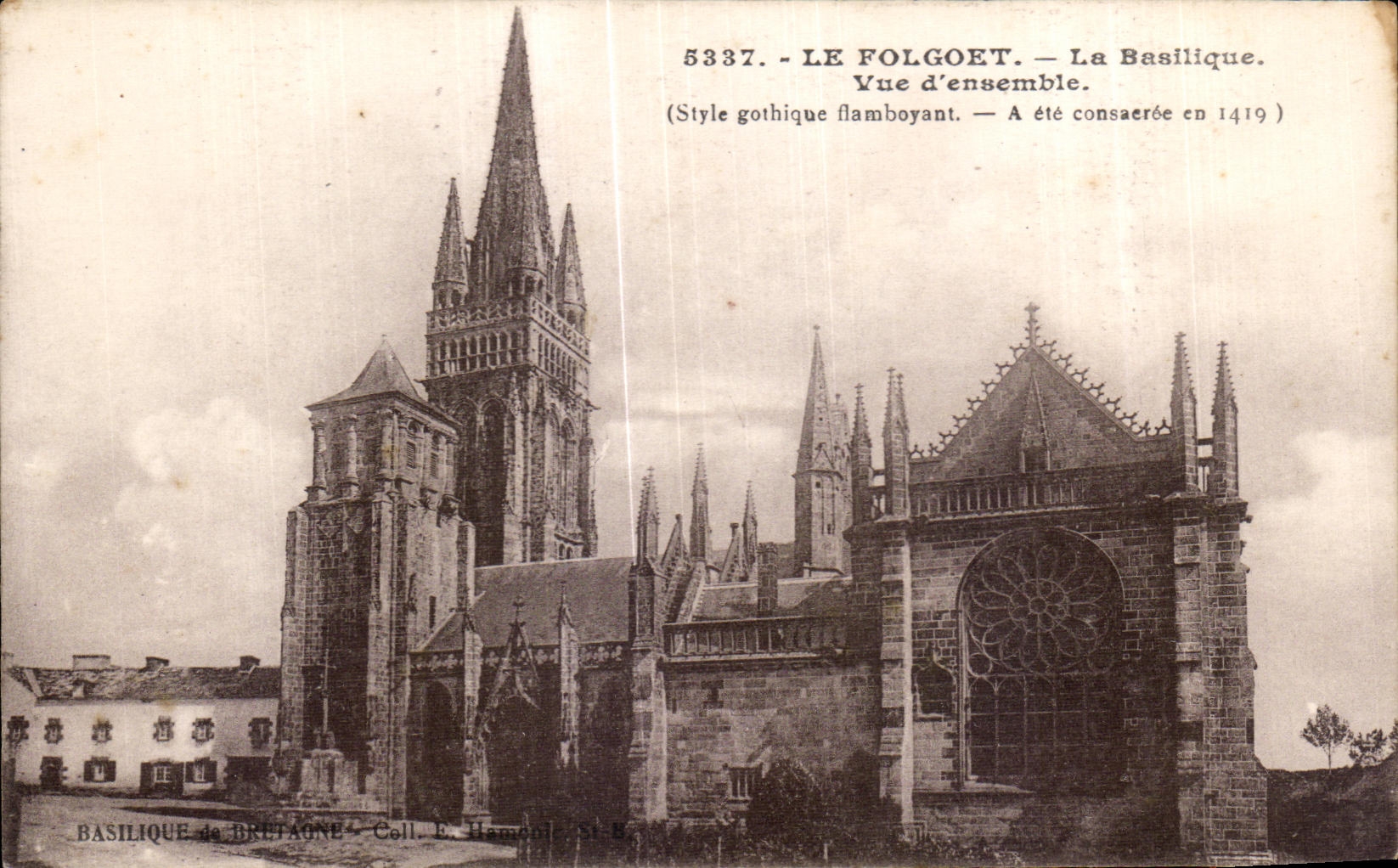 CPA Le Folgoet La Basilique Vue d ensemble Style gothique flamboyant A ete consaeroe en 1419
