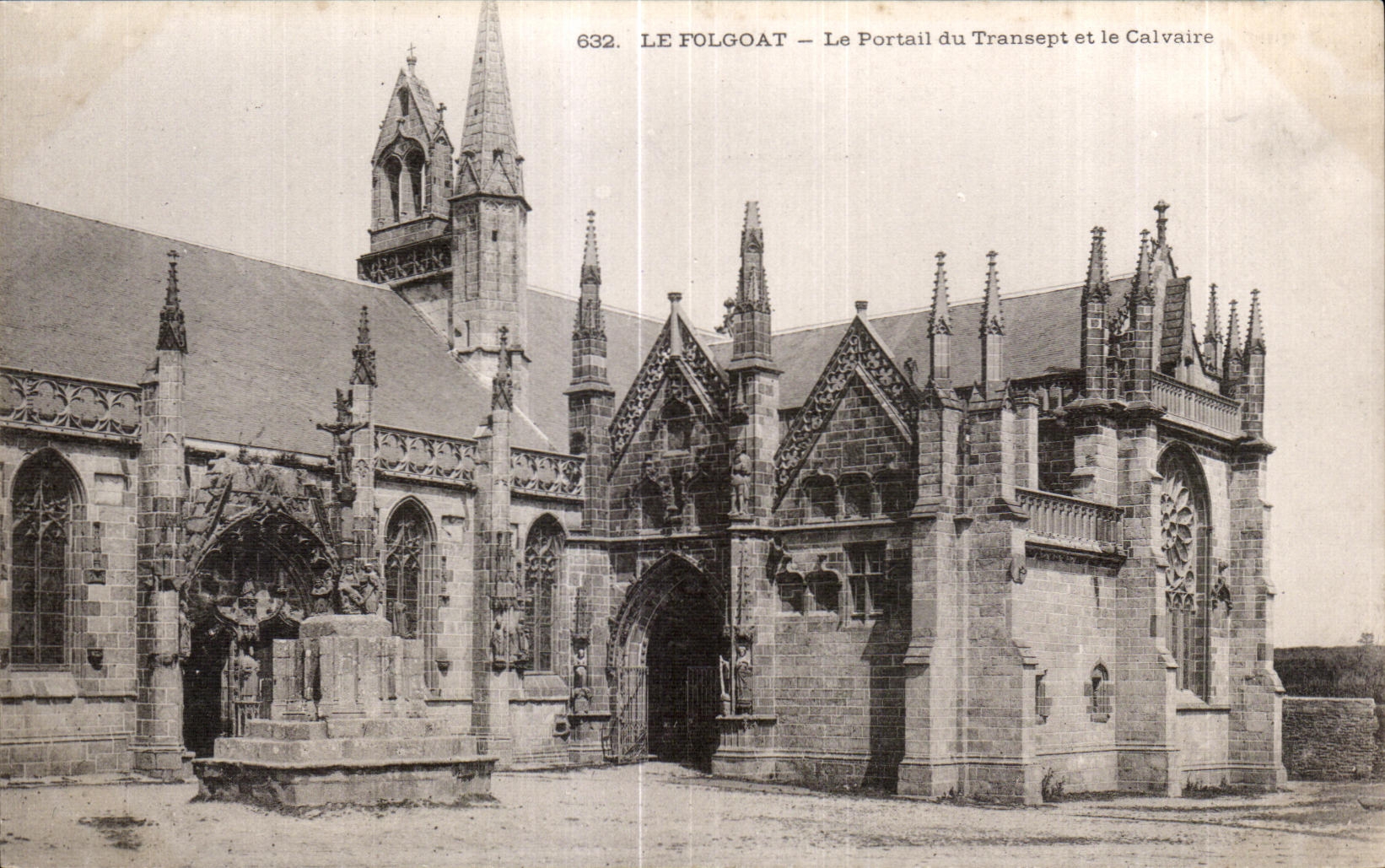 CPA Le Folgoat Le Portail du Transept et le Calvaire