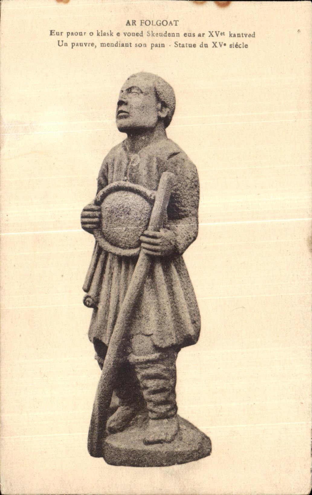 CPA AR Folgoat Un pauvre mendiant son pain Statue du Xve siecle