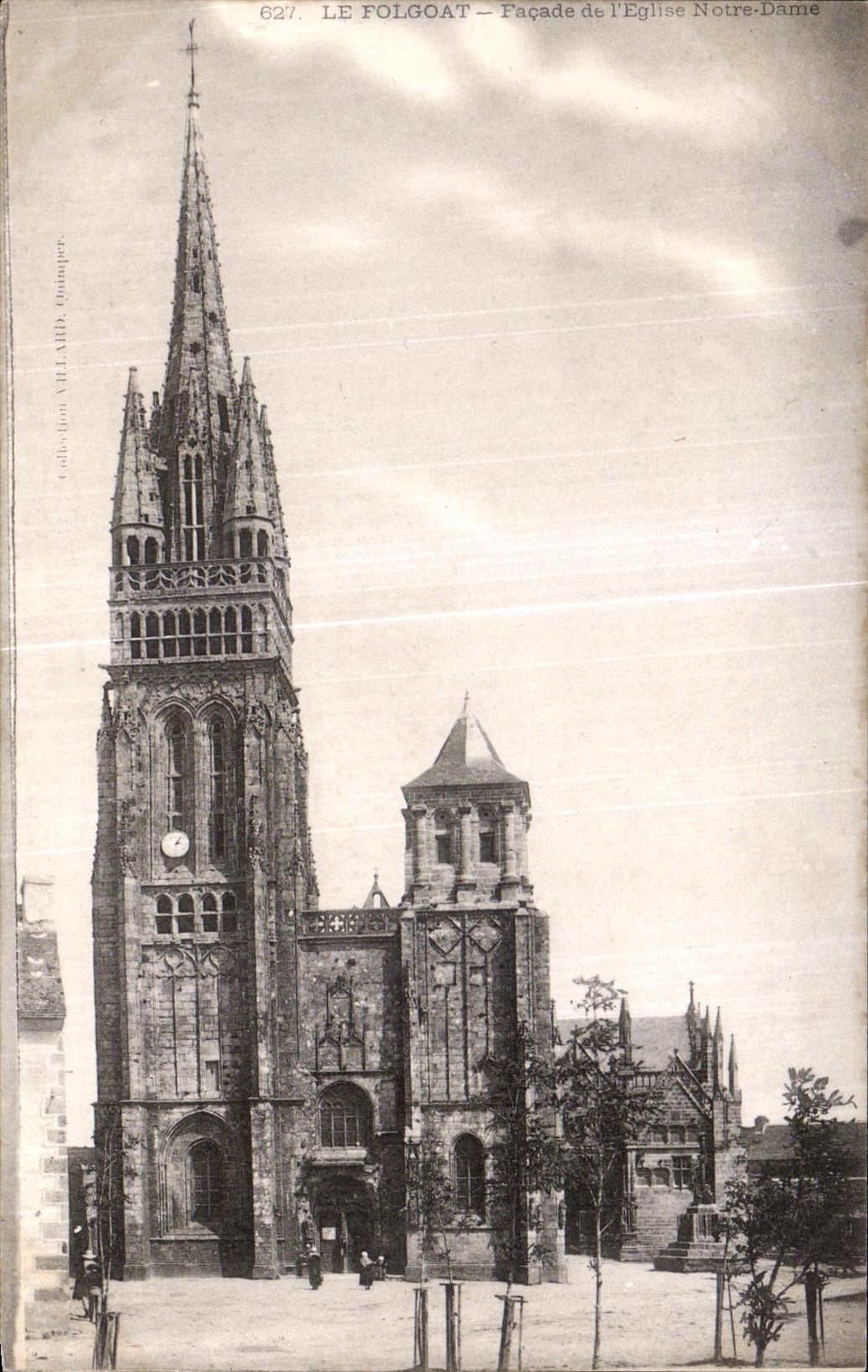CPA Le Folgoat Facade de I Eglise Notre Dame