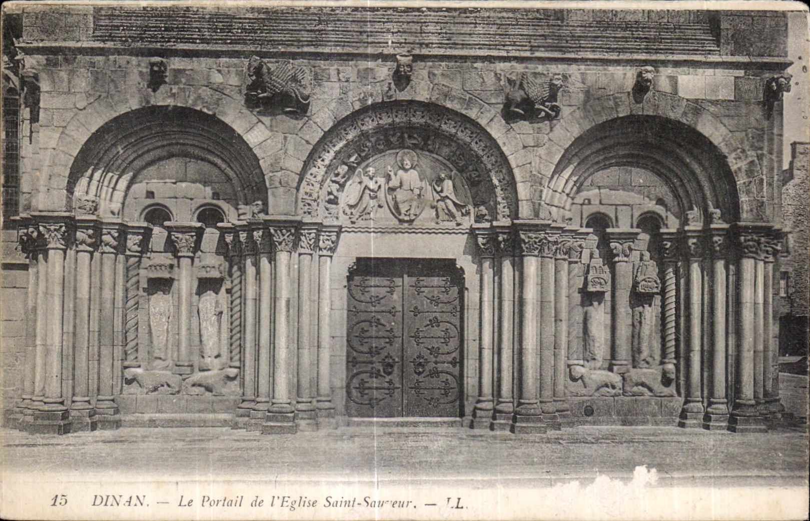 CPA Dinan Le Portail de l Eglise Saint Sauveur