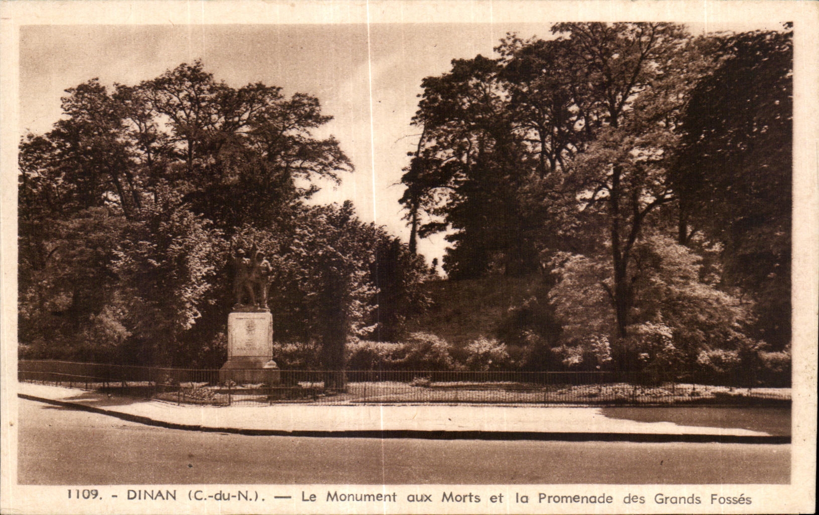 CPA Dinan Le Monument aux Morts aux Morts et la Promenade des Grands Fosses