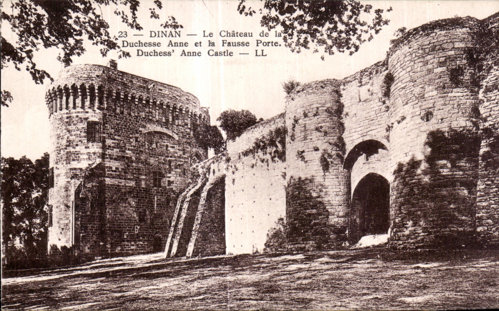CPA Dinan Le Chateau de la Duchesse Anne et la Fausse Porte Duchess Anne Castle