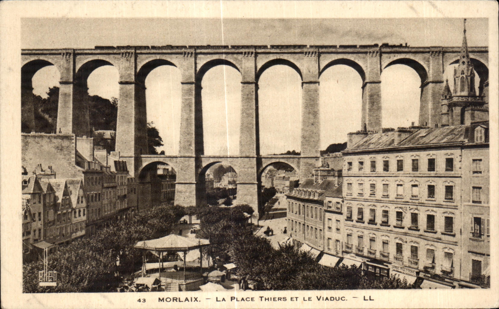 CPA Morlaix La Place thiers et le viaduc