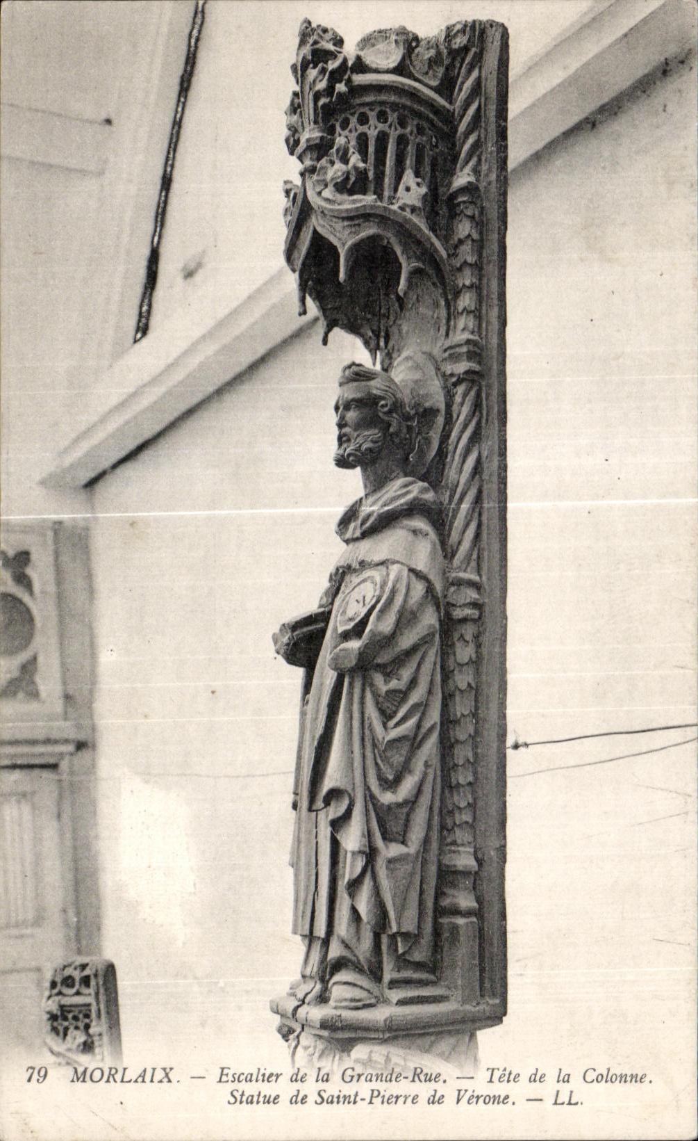 CPA Morlaix Escalier de la Grande Rue Tete de la Colonne Statue de Saint Pierre de Verone