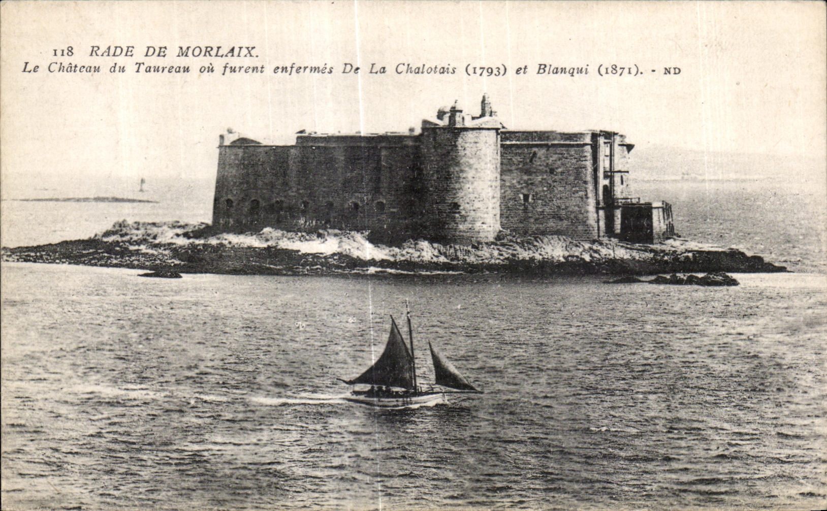 CPA Rade de Morlaix Le Chateau du Taureau ou furent enfermes de la Chalotais et Blaqui