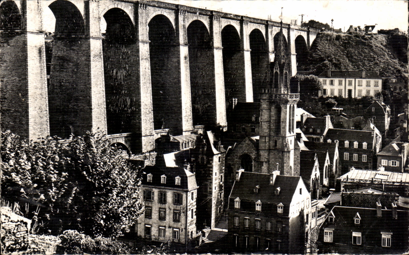CPA Morlaix L Eglise Saint Melaine et le Viaduc