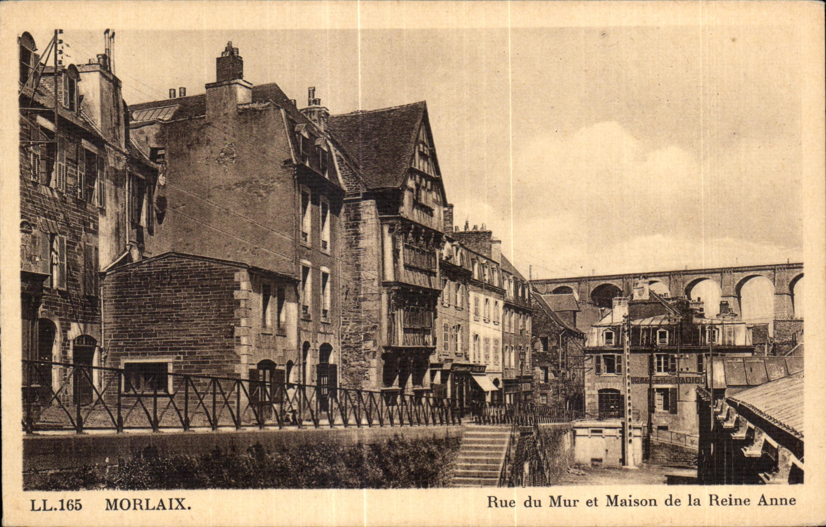 CPA Morlaix Rue du Mur et Maison de la Reine Anne