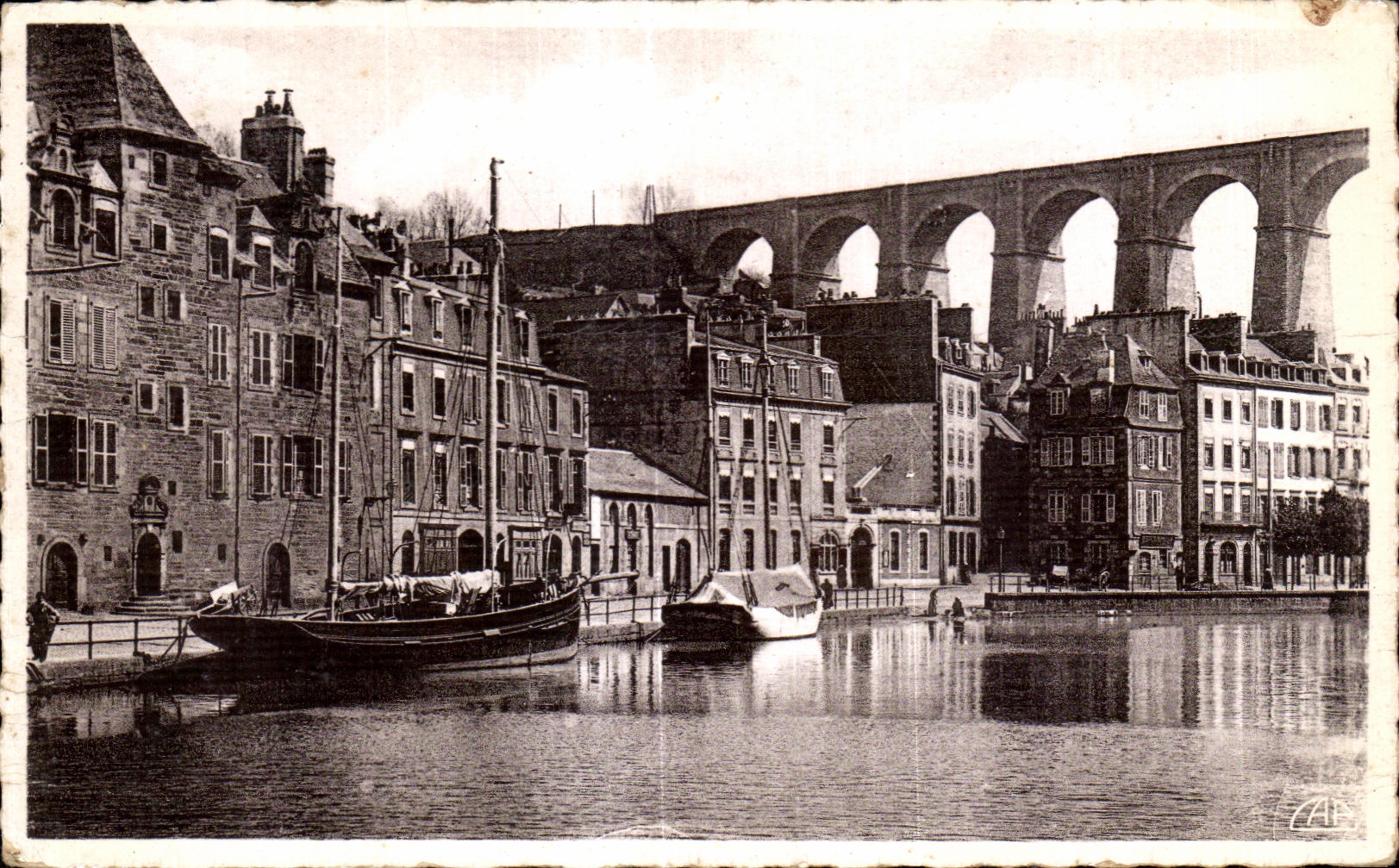 CPA Morlaix Maison du XVI siecle sur le Quai de Treguier Bateau